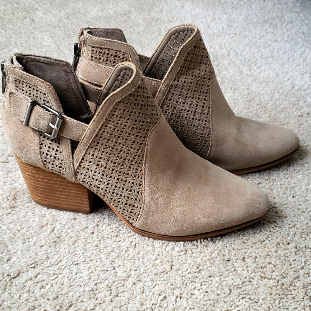 Vince Camuto booties sz 9